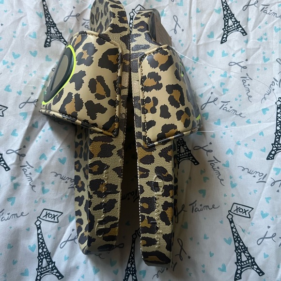 Champion slides size 7. Bought them online over a year ago and didn’t fit me. - Picture 2 of 4